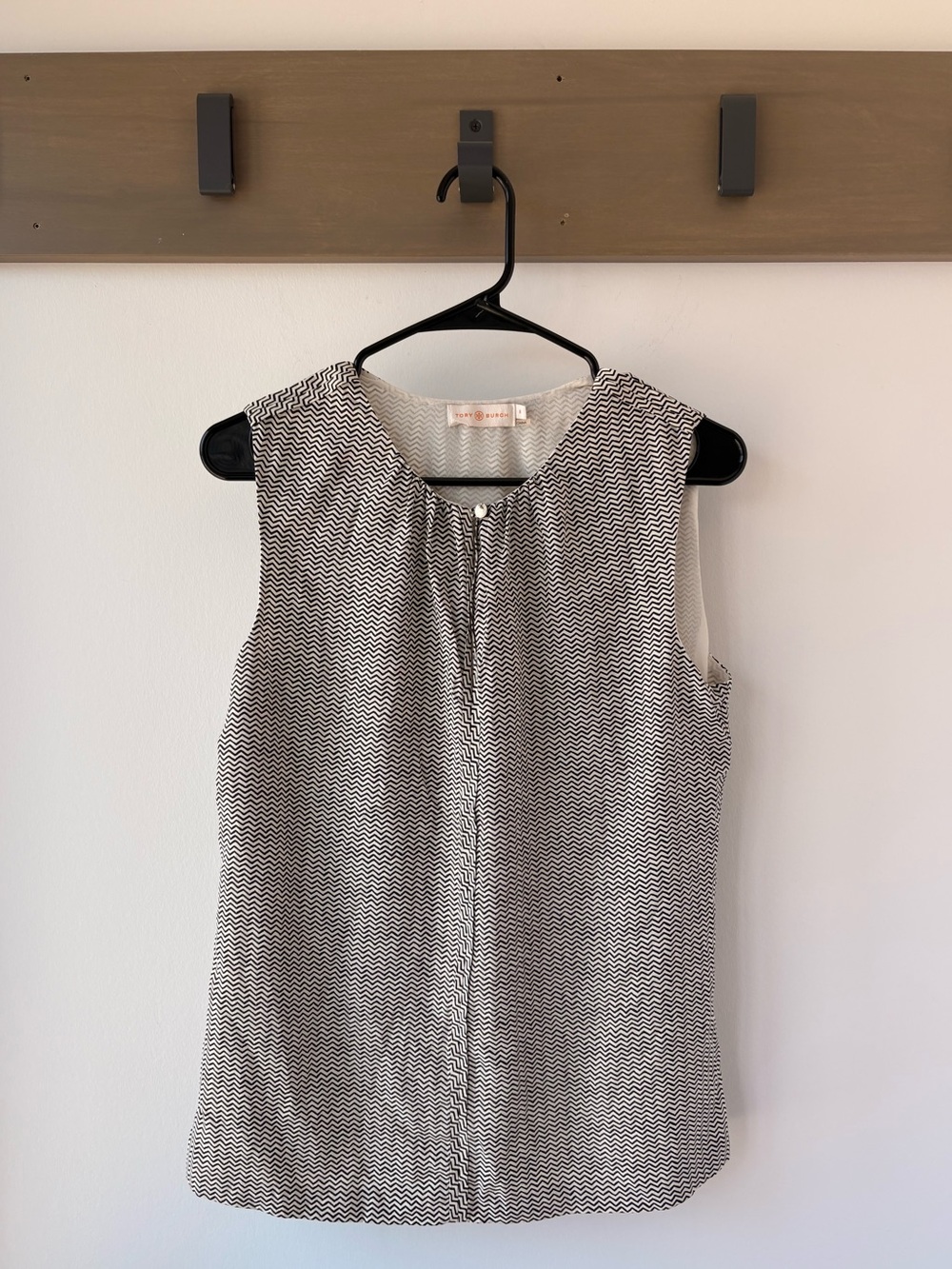 Tory Burch 100% Silk Chevron Print Sleeveless Blouse Size 8